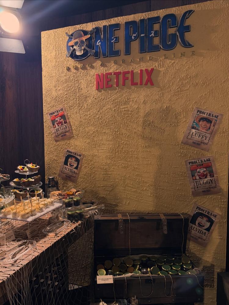 Mesa temática do lançamento de One Piece, da Netflix
