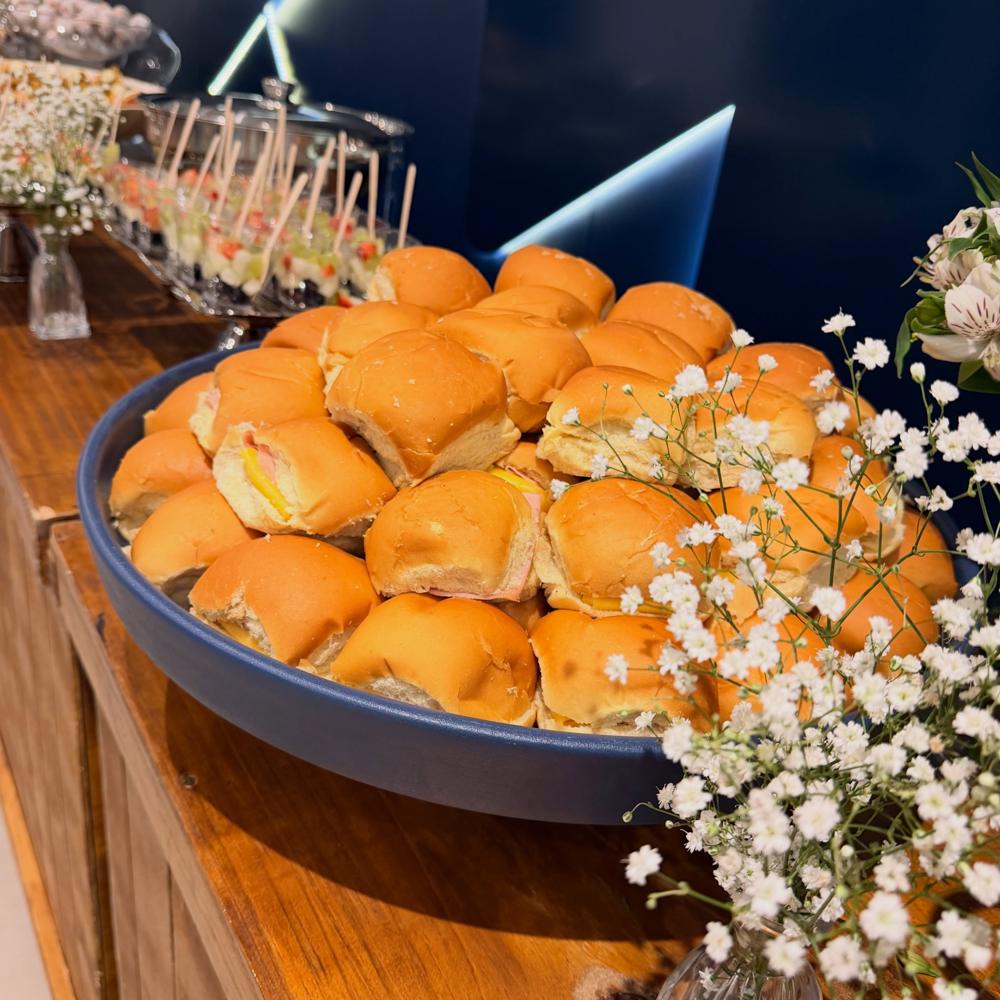 Travessa de mini burgers com flores