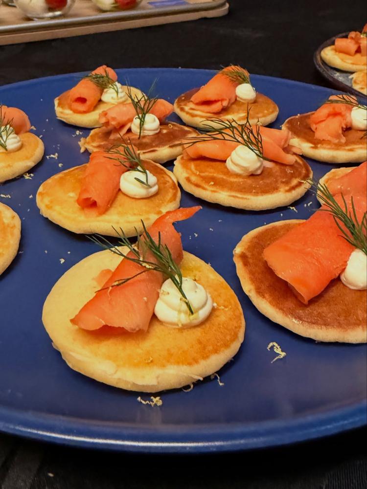 Blinis com salmão e endro