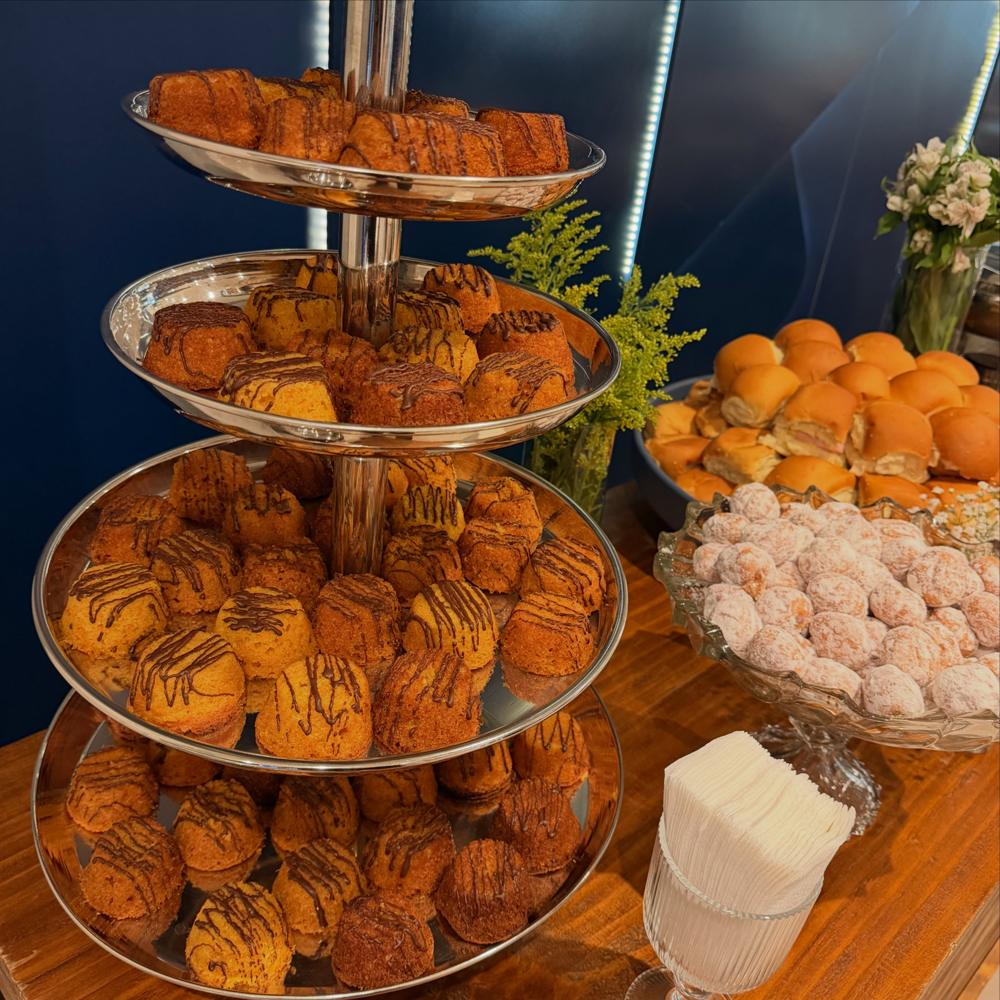 Torres de croissants e doces
