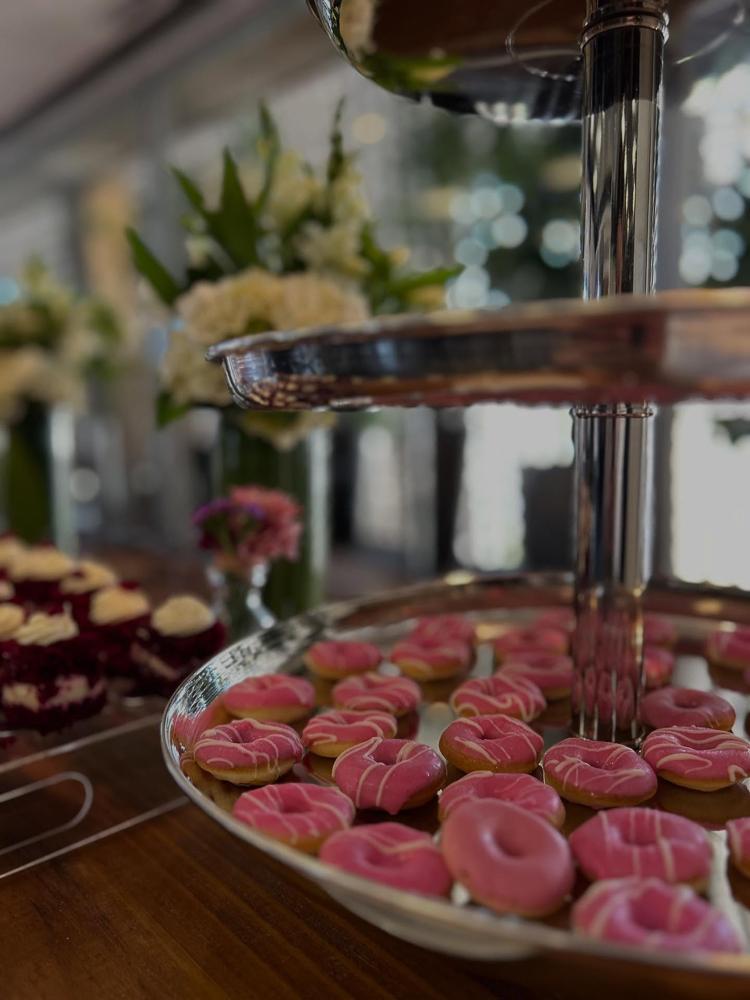 Donuts rosados em suporte de vidro