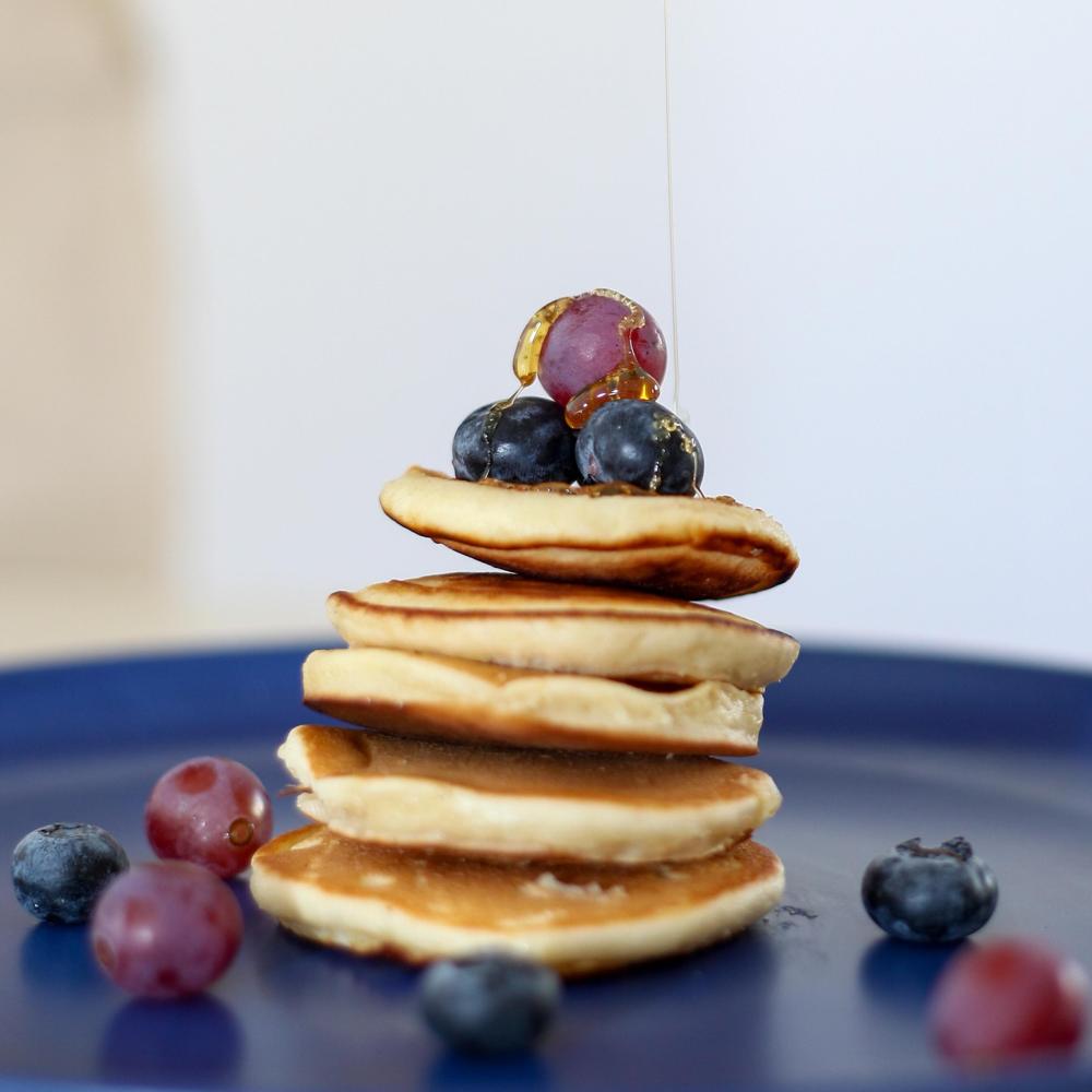 Pilha de panquecas com frutas vermelhas