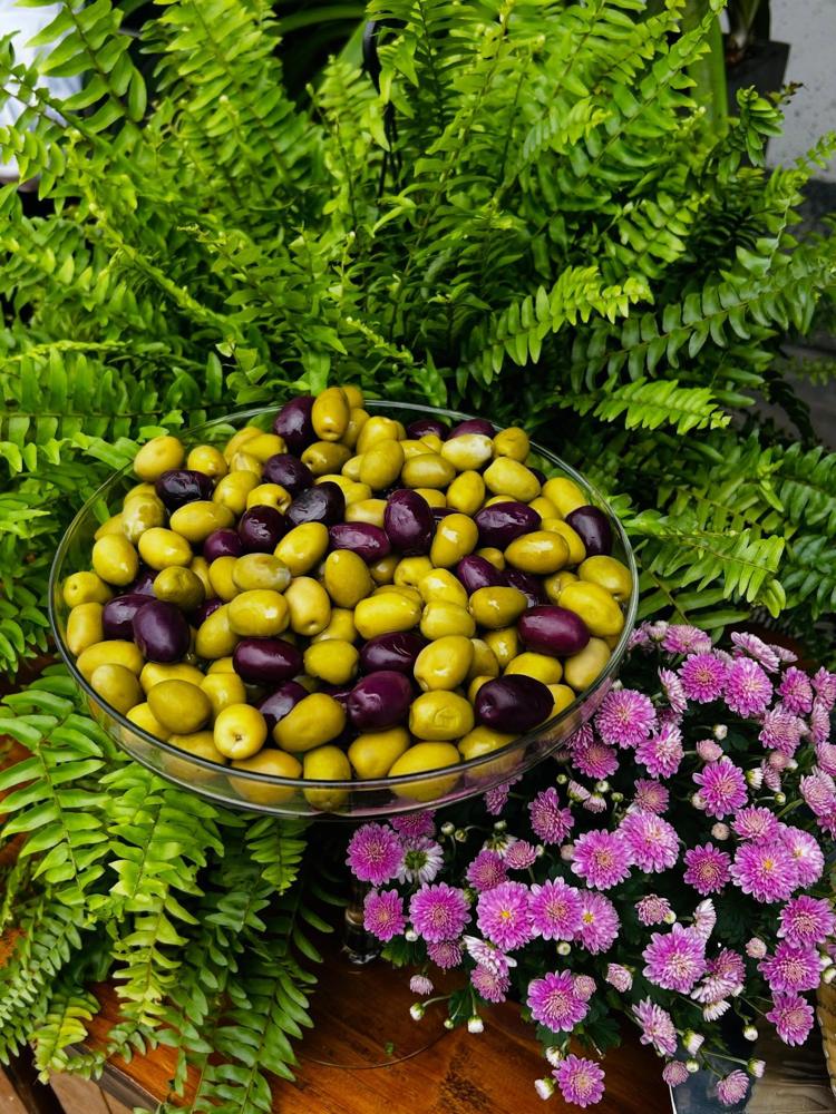 Azeitonas em bowl entre flores