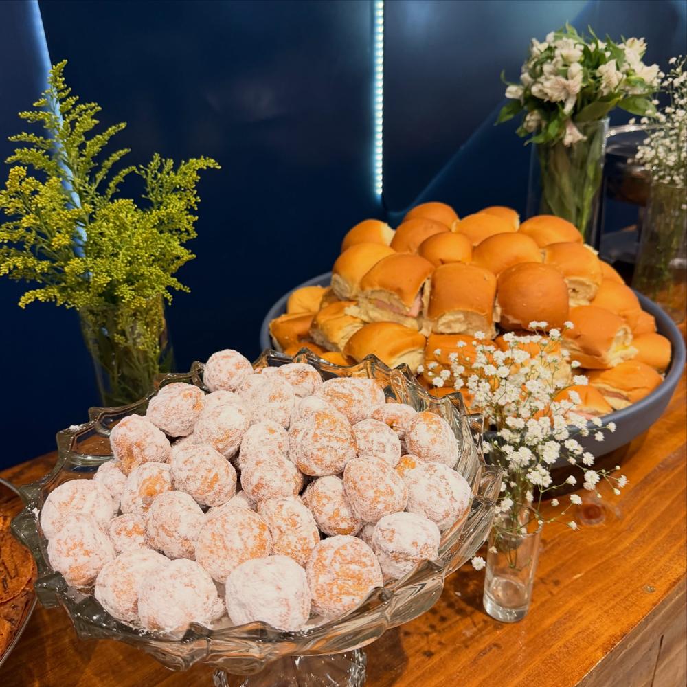 Bolinhos de chuva e pães sobre o buffet