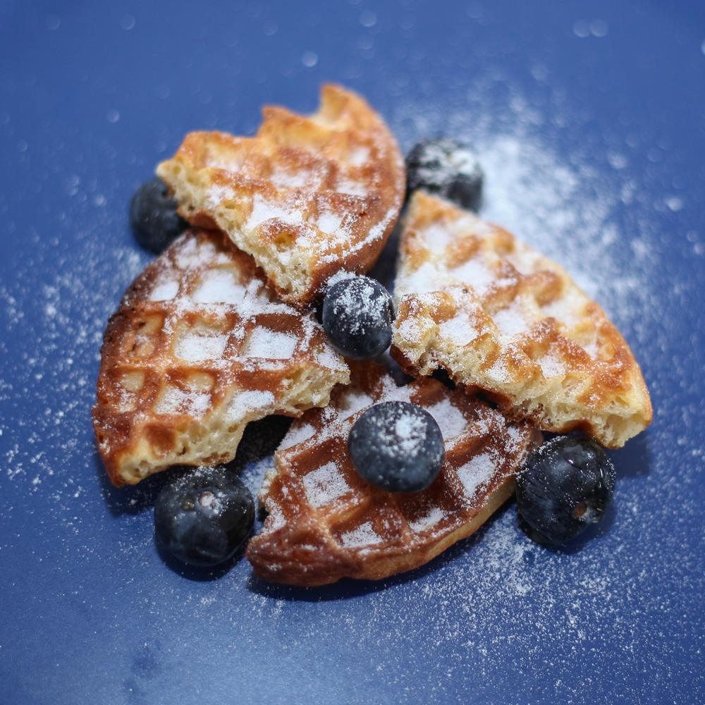 Waffles com mirtilos e açúcar