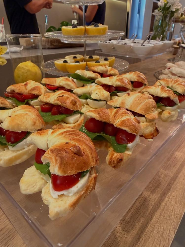 Sanduíches de croissant caprese