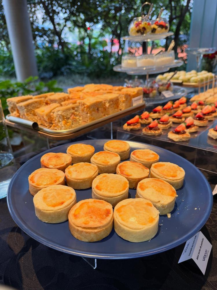 Quiches e salgados no buffet ao ar livre