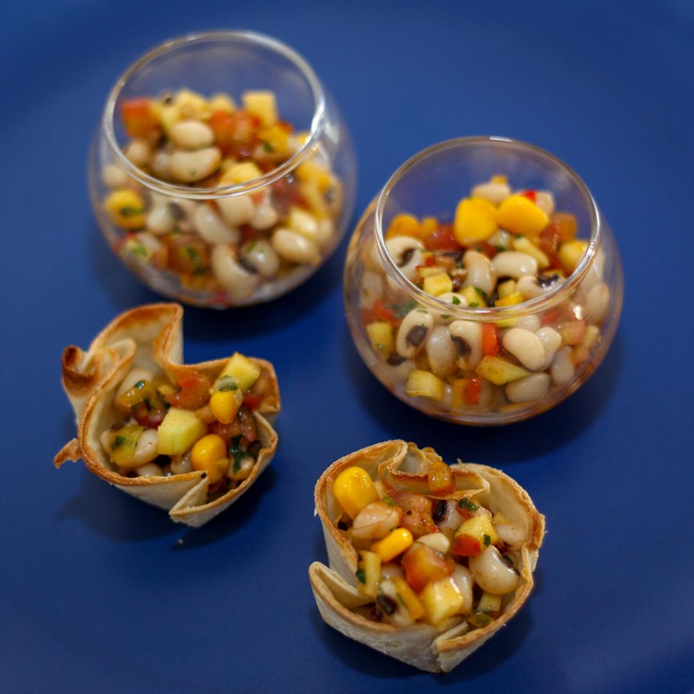 Saladas em copinhos de massa