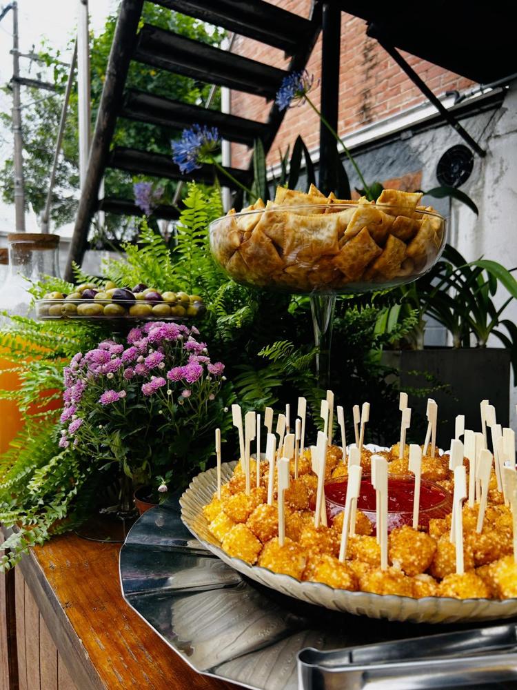 Buffet com flores e espetinhos ao ar livre