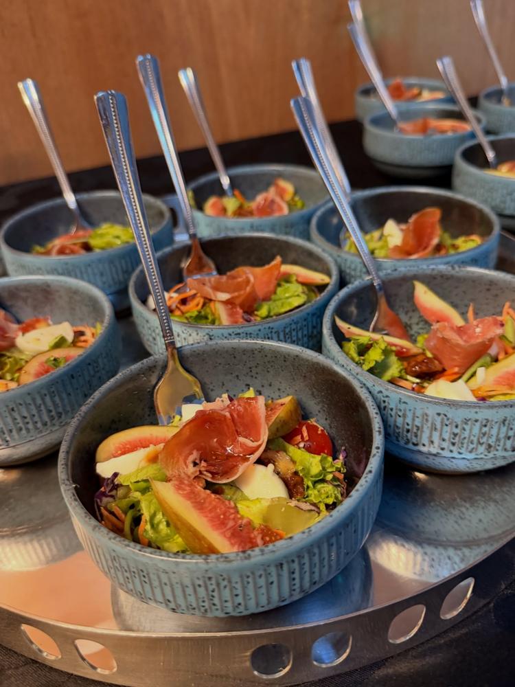 Saladas servidas em bowls