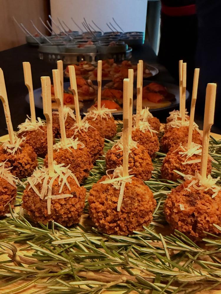 Croquetes espetados sobre alecrim
